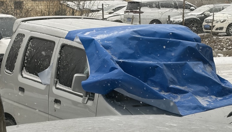 تطبيق القماش المشمع PE لتغطية المركبات في الطقس الثلجي